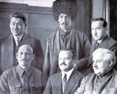 A photograph from 1934 Russian edition of the album "Ten Years of Uzbekistan."