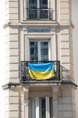 Ukraine Flag on building in Paris
© Mark Anning photo 2022