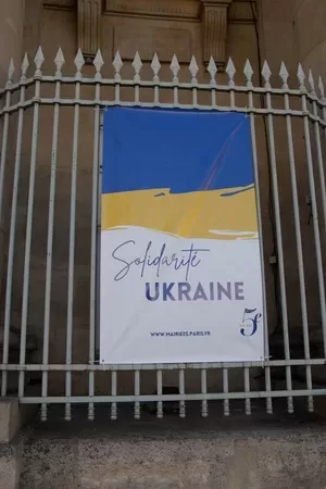 Maire building with Ukraine banner
© Mark Anning photo 2022