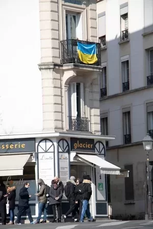 Ukraine Flag on building in Paris
© Mark Anning photo 2022