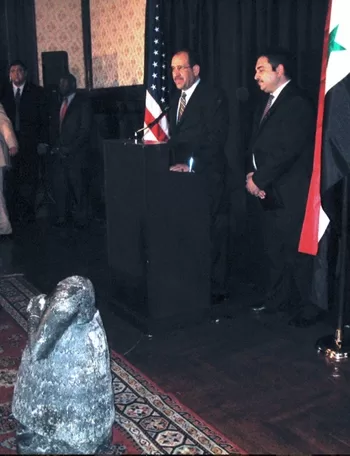 Statue of Entemena with Iraqi Prime Minister Maliki at the repatriation ceremony in the Embassy of Iraq, Washington