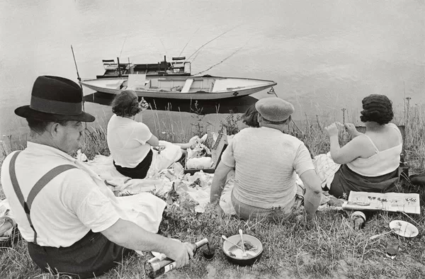 Henri Cartier Bresson Juvisy, France 1938; printed 1990s gelatin silver photograph 29.1 x 43.9 cm (image) National Gallery of Victoria, Melbourne Purchased NGV Foundation, 2015 © Henri Cartier-Bresson / Magnum Photos  Photo: Nicholas Umek / NGV 