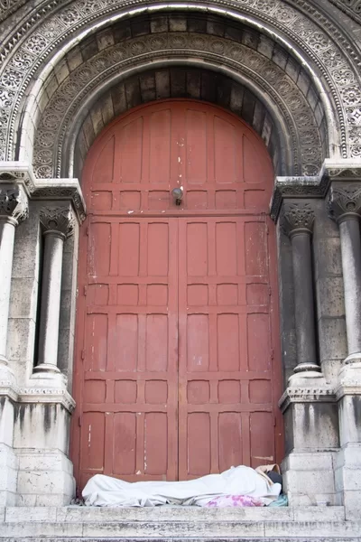 a shrouded body left on the steps in front of Sacré Coeur Basilica © Mark Anning photo 2021