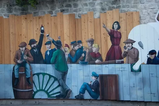 Mural by Qmark in Belleville of the Paris Commune © Mark Anning photo 2021