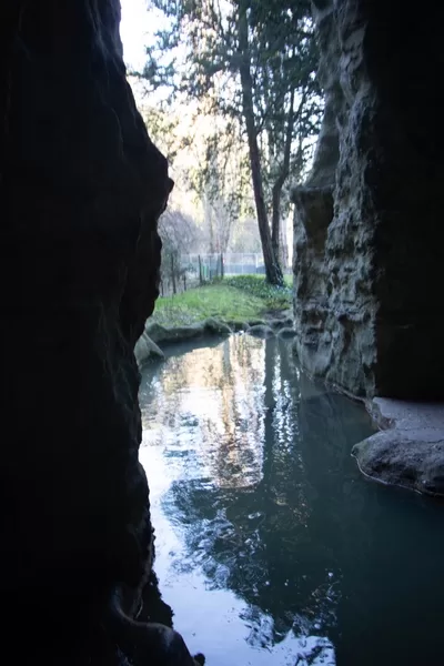 Grotto Parc des Buttes Chaumont, Paris © Mark Anning photo 2022