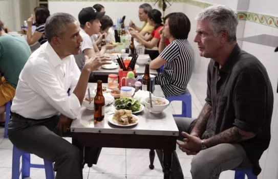 President Barack Obama with Anthony Bourdain during dinner at Bún cha Huong Lien restaurant in Hanoi, Vietnam, May 23, 2016