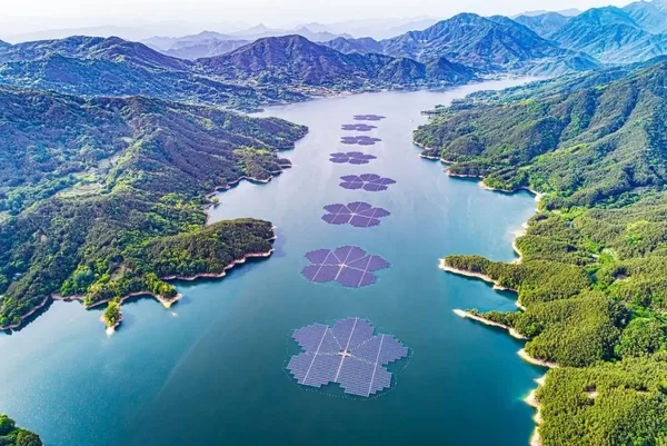 Third prize: Floating solar plant and smart farm by Gil Young from the Republic of Korea.