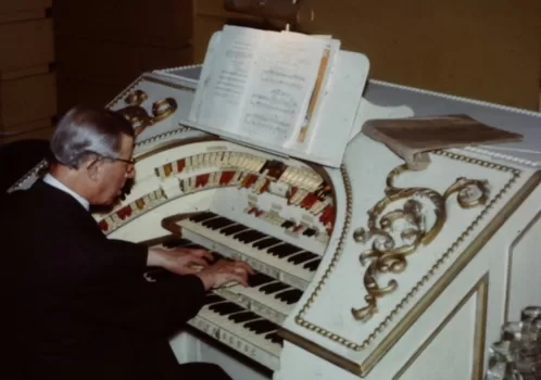 Weber plays Capitol Theatre organ