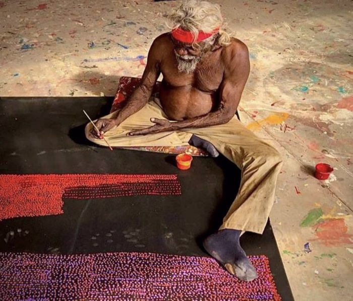 Kunmanara (Patju) Presley at work in Tjuntjuntjara, in Western Australia. © Photos courtesy of the Spinifex Arts Project/Duncan Wright.